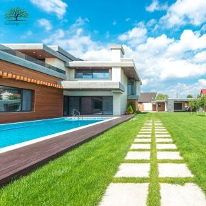 What to Know About Artificial Grass Around Pools and Hot Tubs