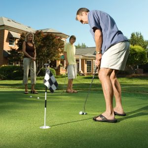 How to Bring the Golf Course to Your Backyard With Backyard Putting Greens